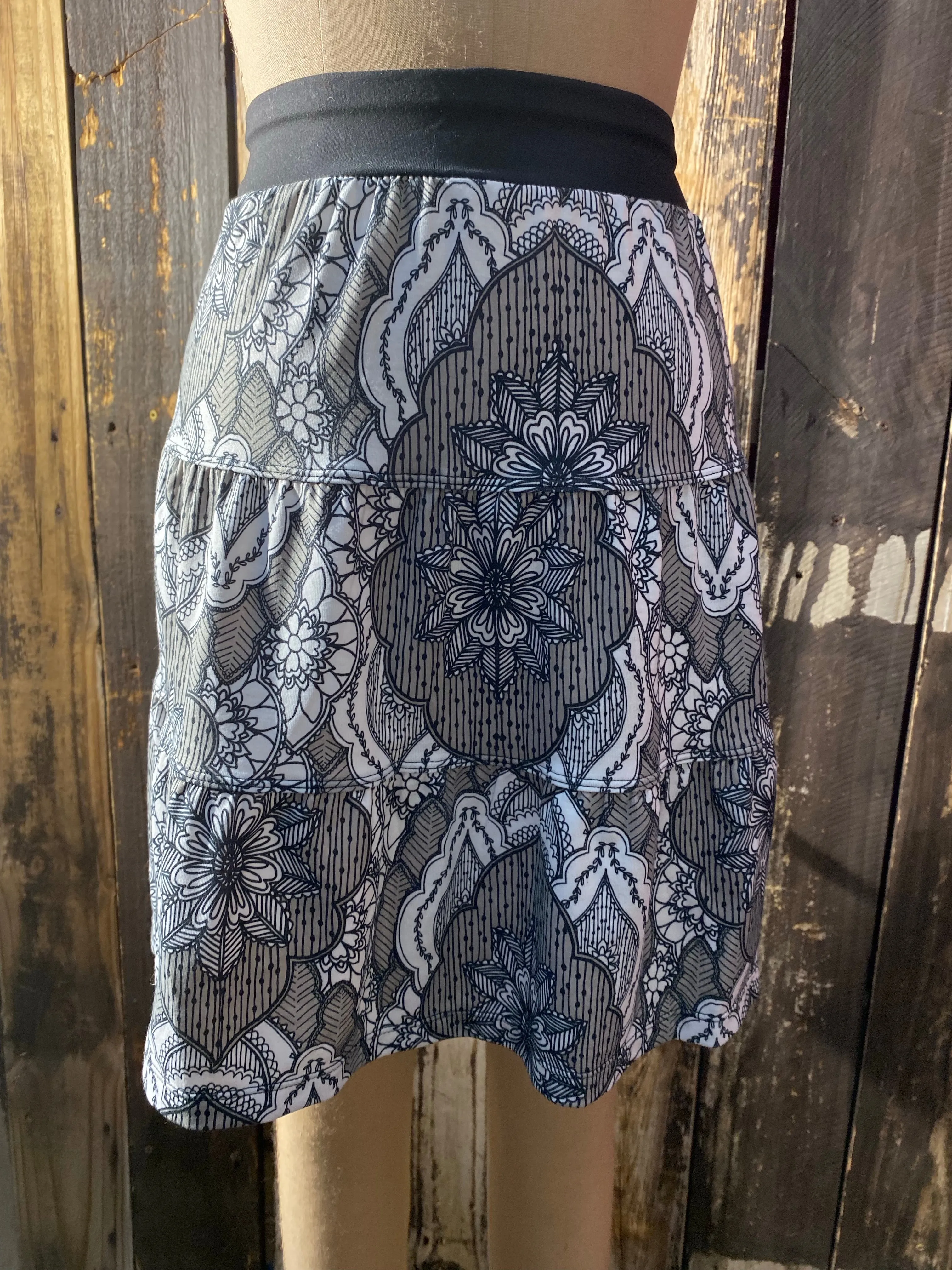 Floral Activewear Skirt ~ Size L ~ Queen Bee’s Closet #404