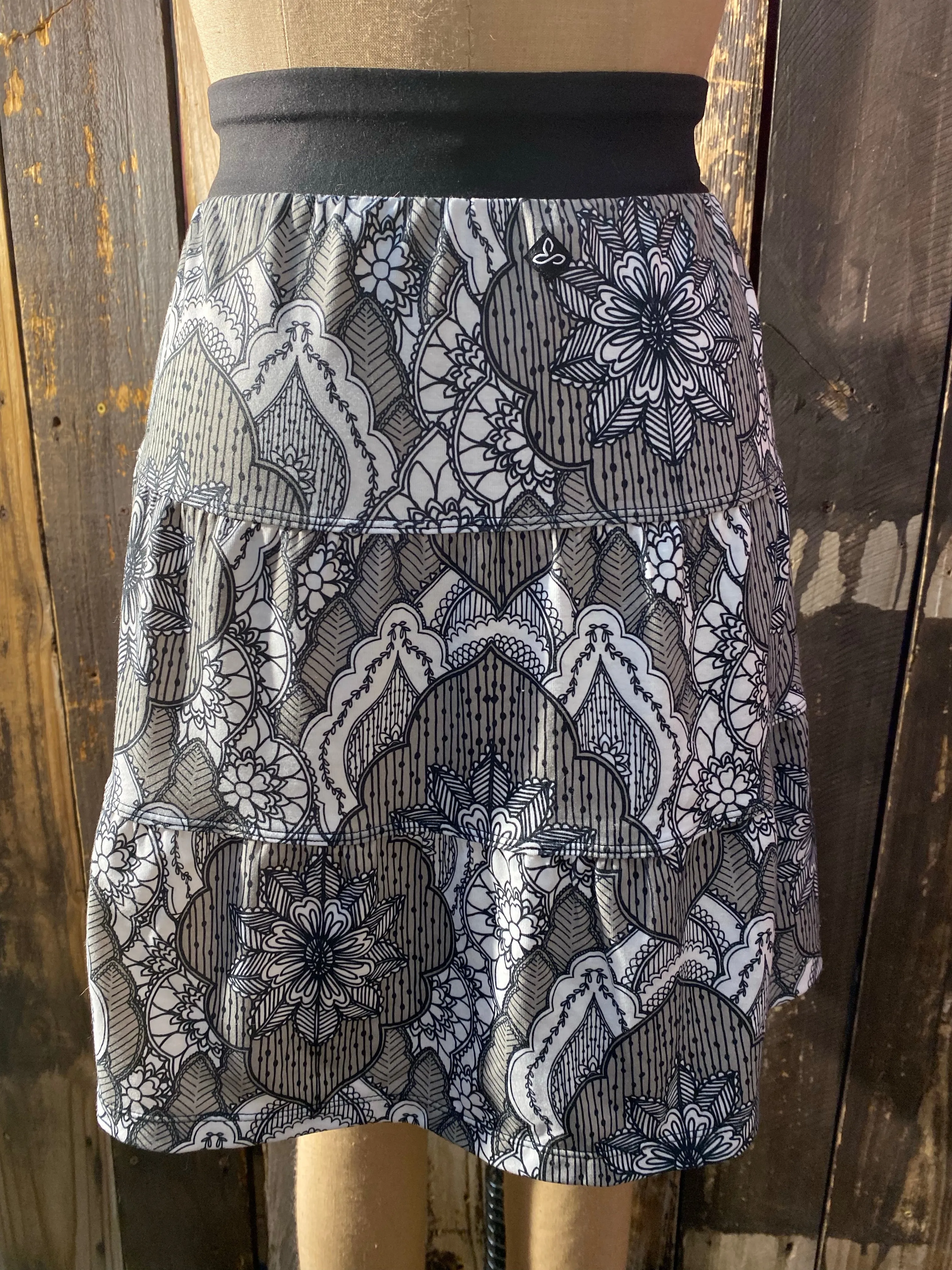 Floral Activewear Skirt ~ Size L ~ Queen Bee’s Closet #404