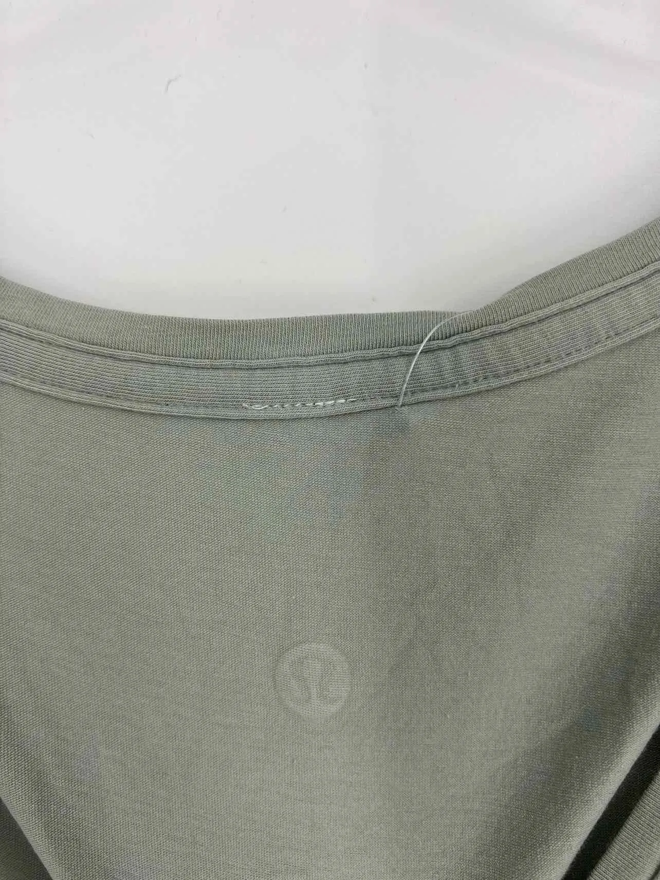 Lululemon Athletica Size M ? Gray Solid Activewear Top-Short Sleeve